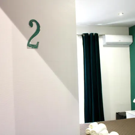 Eleganza Moderna Nel Centro Storico Di ホームステイ *